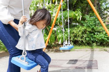 Küçük şirin çocuk oynuyor.