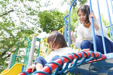 Küçük şirin çocuk oynuyor.