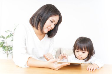 Anne ve çocuk evde birlikte oynuyorlar.