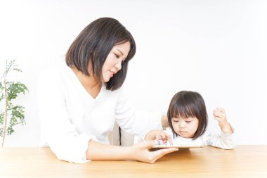 Anne ve çocuk evde birlikte oynuyorlar.