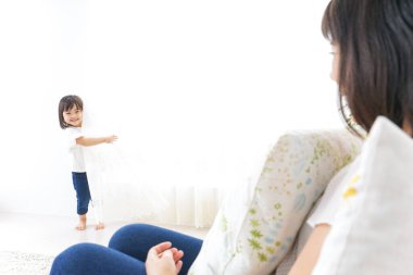 Anne ve çocuk evde birlikte oynuyorlar.