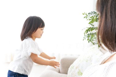 Anne ve çocuk evde birlikte oynuyorlar.