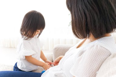 Anne ve çocuk evde birlikte oynuyorlar.