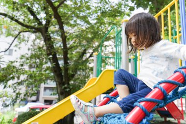 Parkta oynayan sevimli küçük çocuk.