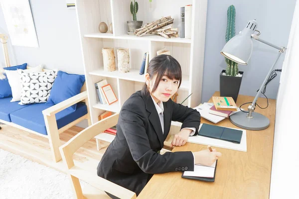 Jonge Aziatische Vrouw Het Dragen Van Formele Kleding Het Kantoor — Stockfoto