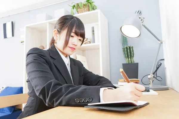アジア系の若い女性がオフィスで正装して — ストック写真