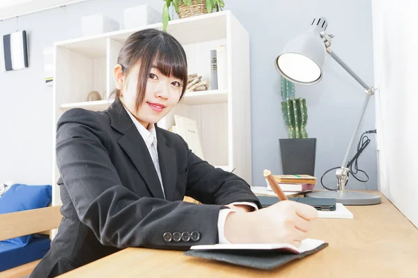 アジア系の若い女性がオフィスで正装して — ストック写真