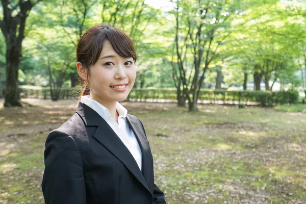 Ung Affärskvinna Poserar Grön Park — Stockfoto