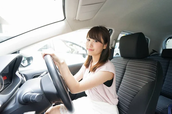 若い女性が車を運転して — ストック写真