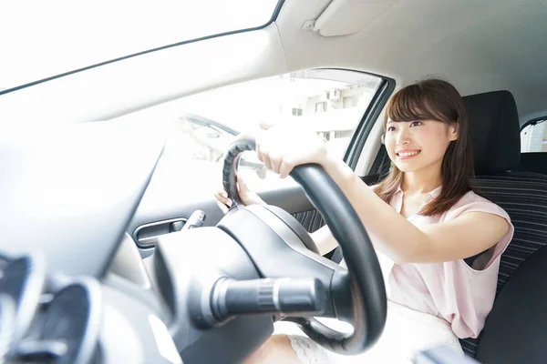 Mujer Joven Conduciendo Coche — Foto de Stock