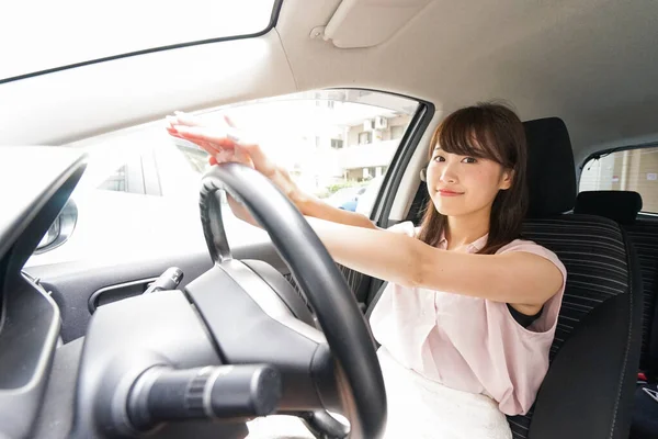 若い女性が車を運転して — ストック写真