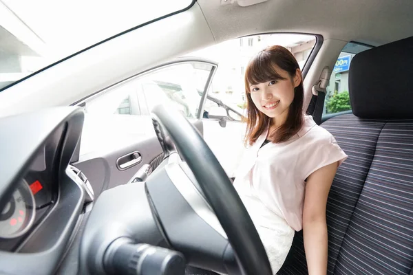 Jovem Mulher Dirigindo Carro — Fotografia de Stock