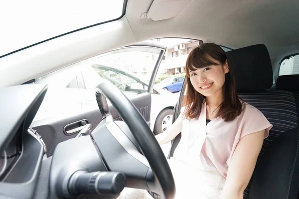 Mujer Joven Conduciendo Coche — Foto de Stock