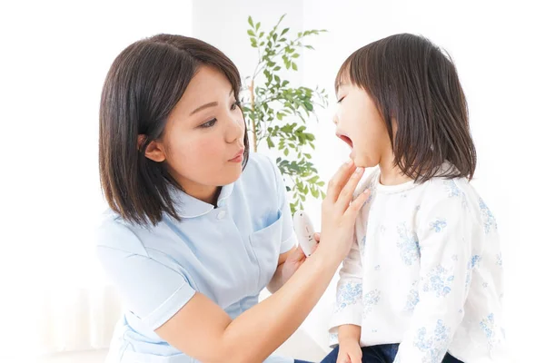 Dziecko Otrzymujące Leczenie Stomatologiczne Dentysty — Zdjęcie stockowe