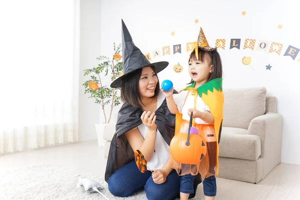 ハロウィンパーティーの親と子供 — ストック写真