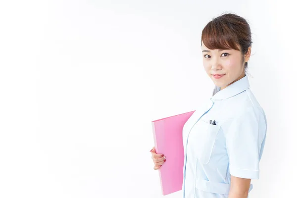 Joven Asiático Enfermera Holding Carpeta —  Fotos de Stock
