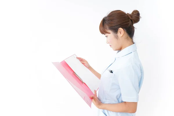 Junge Asiatische Krankenschwester Hält Ordner — Stockfoto