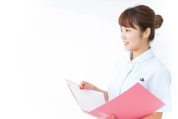 年轻的亚洲护士拿着文件夹 — 图库照片