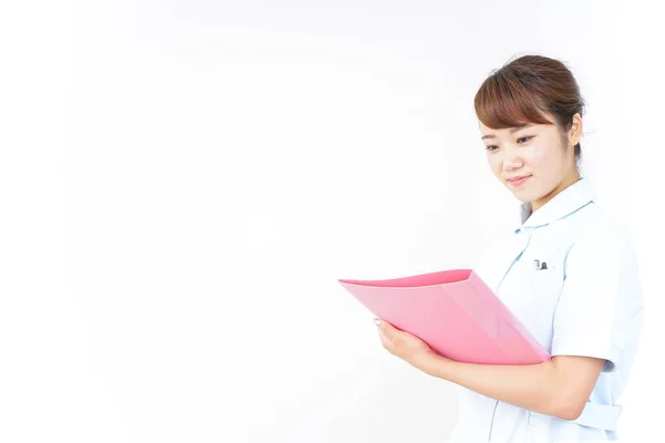 年轻的亚洲护士拿着文件夹 — 图库照片