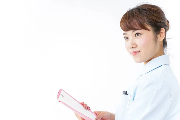 Junge Asiatische Krankenschwester Hält Ordner — Stockfoto