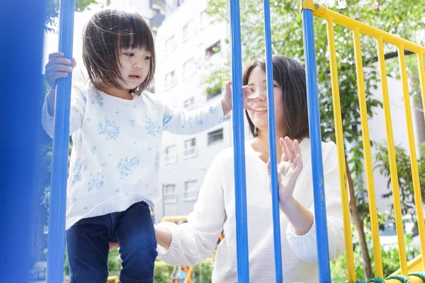 Anne Çocuk Parkta Birlikte Oynuyorlar — Stok fotoğraf