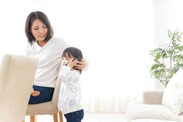 Mère Enfant Appelant Téléphone Ensemble — Photo