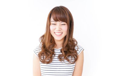 Beyaz arka planda poz veren genç Asyalı kadın