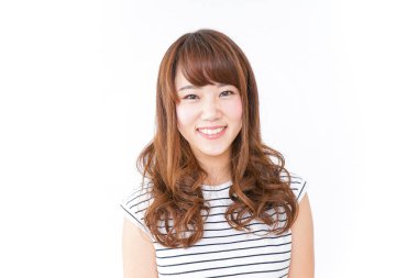 Beyaz arka planda poz veren genç Asyalı kadın