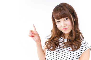 Güzel genç bir kadın parmağıyla işaret ediyor.