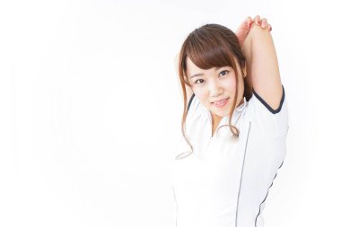 Beyaz arka planda poz veren genç Asyalı kadın