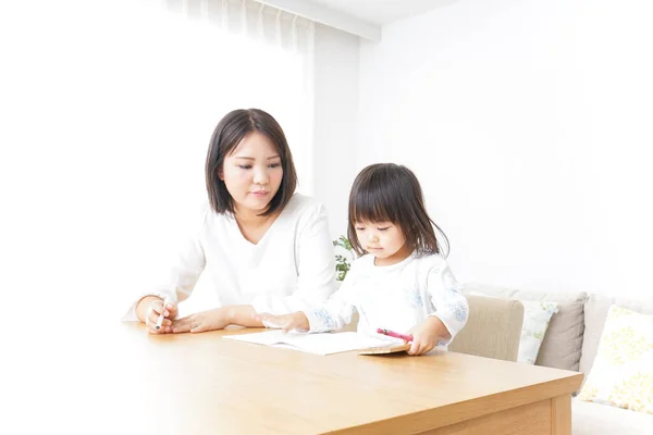 Mãe Filha Estudando Enquanto Sentam Mesa Casa — Fotografia de Stock