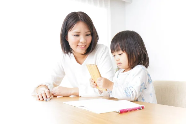 Mãe Filha Estudando Enquanto Sentam Mesa Casa — Fotografia de Stock