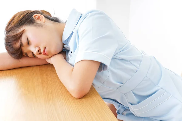 Perawat Muda Yang Lelah Tidur Atas Meja — Stok Foto