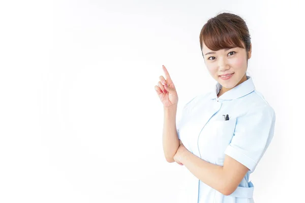Jeune Asiatique Infirmière Pointant Avec Doigt Sur Fond Blanc — Photo