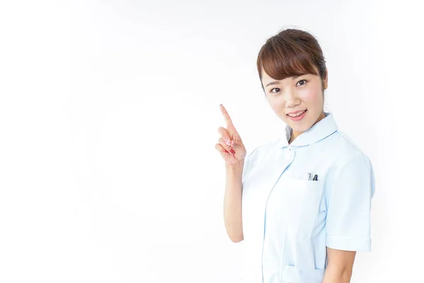 Joven Asiático Enfermera Apuntando Con Dedo Blanco Fondo —  Fotos de Stock
