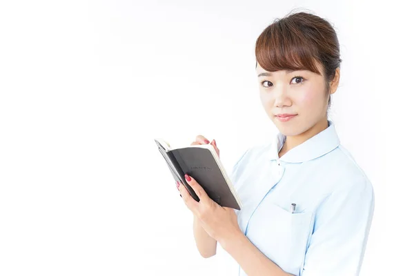 Junge Asiatische Krankenschwester Hält Notizbuch Auf Weißem Hintergrund — Stockfoto