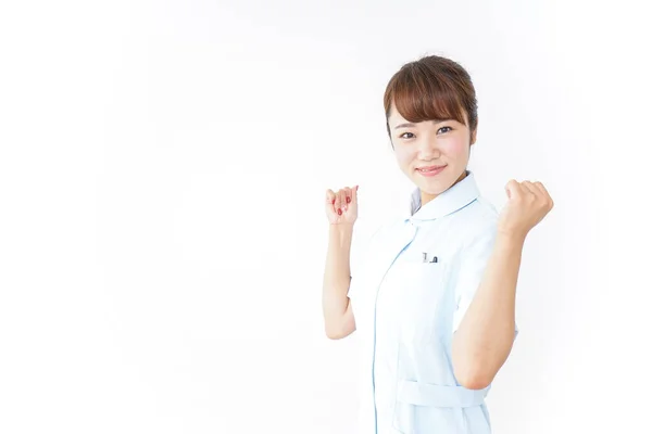白人を背にした若いアジア人看護師は — ストック写真