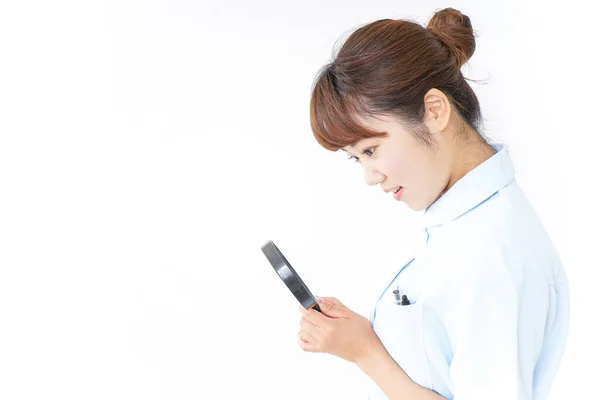 Junge Asiatische Krankenschwester Mit Lupe — Stockfoto