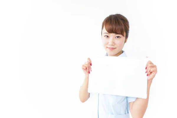 Jovem Asiático Enfermeira Segurando Papel Branco — Fotografia de Stock