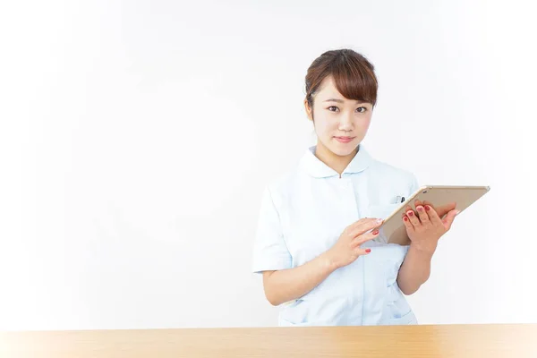 Junge Asiatische Krankenschwester Mit Digitalem Tablet — Stockfoto