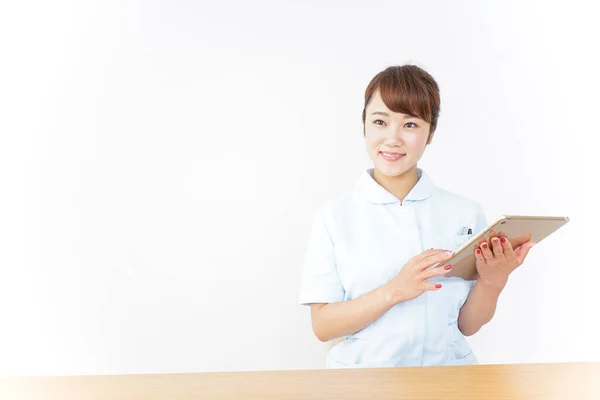 Junge Asiatische Krankenschwester Mit Digitalem Tablet — Stockfoto