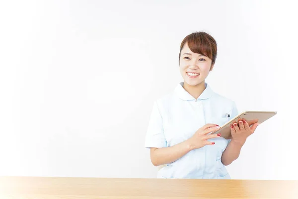 Joven Asiático Enfermera Holding Digital Tableta —  Fotos de Stock