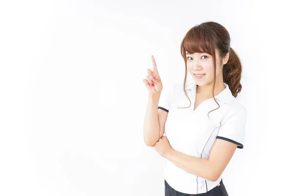 Młoda Azjatycka Kobieta Wskazując Palcem Białym Tle — Zdjęcie stockowe