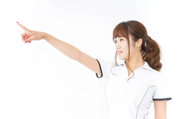 白い背景に指を指差す若いアジア人女性 — ストック写真