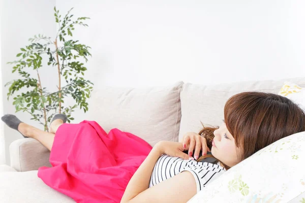 Mladá Asijská Žena Spí Pohovce — Stock fotografie