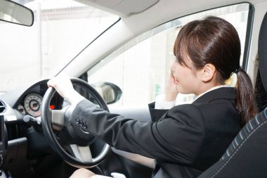 Genç Asyalı iş kadını arabasıyla arıyor.