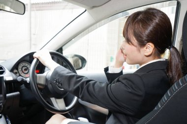 Genç Asyalı iş kadını arabasıyla arıyor.