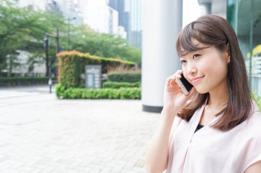 Genç Asyalı kadın caddeden arıyor.