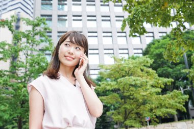 Genç Asyalı kadın caddeden arıyor.