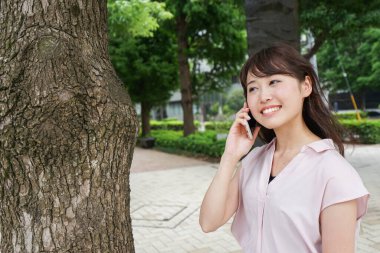 Genç Asyalı kadın caddeden arıyor.